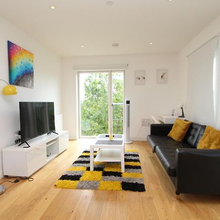 Spacious & Modern 1 Bedroom Close To Station In E16 London Exterior foto